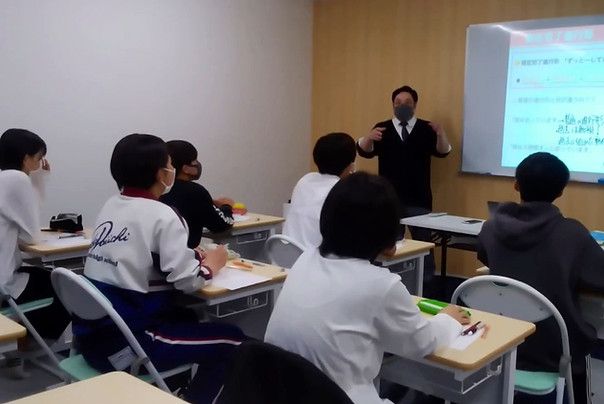 塾で勉強する子ども