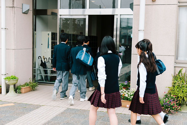 登校する学生たち